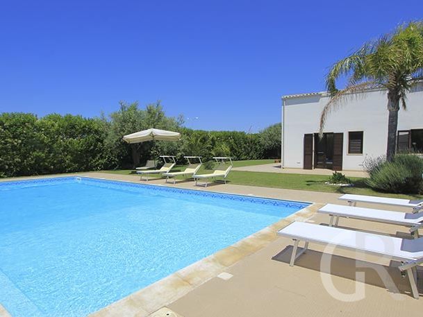 villa-flora-grosser-pool-mit-sonnenliegen.jpg