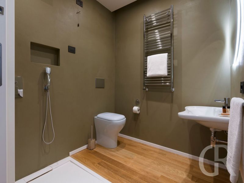 villa-gianos-badezimmer-mit-offener-dusche.jpg