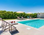 villa-gira-sole-am-pool.jpg