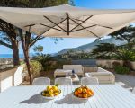 villa-giuffre-terrasse-mit-sonnenschirm.jpg