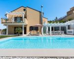 villa-giutitta-blick-auf-pool-und-villa.jpg