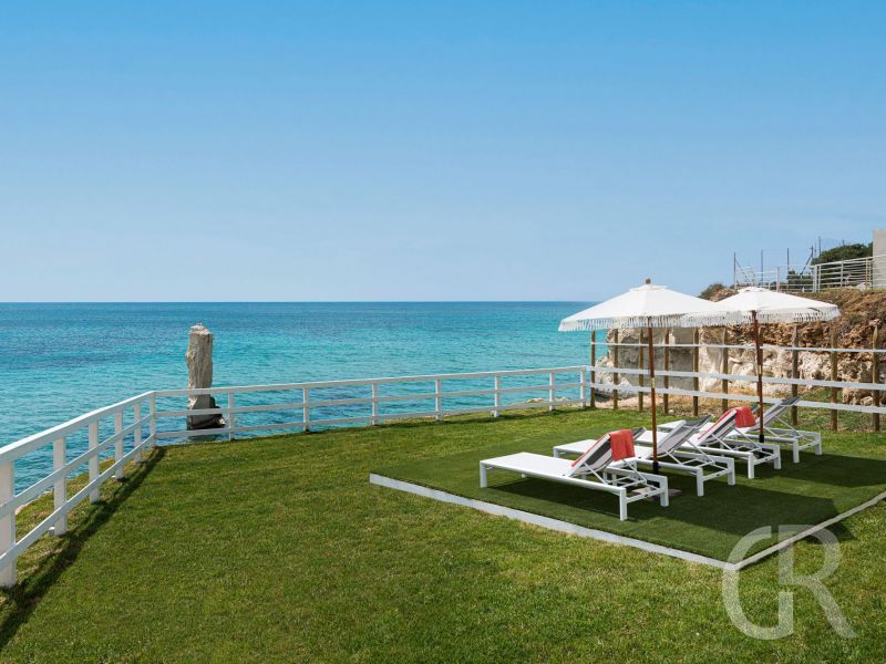 villa-hermes-sonnenliegen-am-meer.jpg
