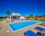 villa-ibla-blick-vom-pool-auf-die-villa.jpg