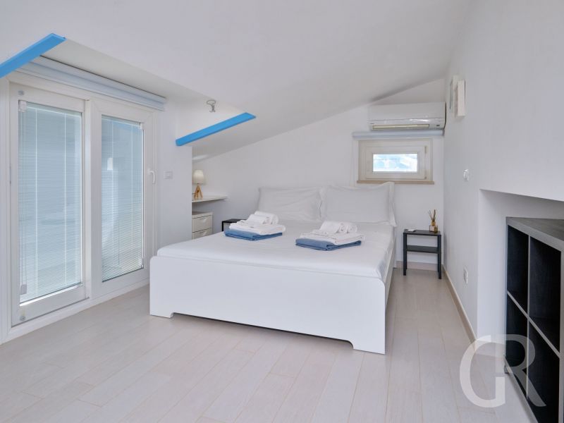 villa-ibla-grosser-schlafbereich-mit-bett.jpg