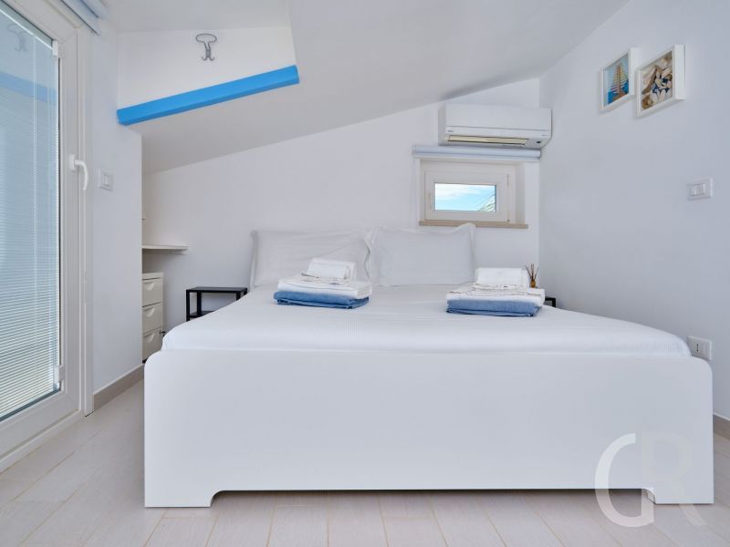 villa-ibla-grosses-weisses-bett.jpg