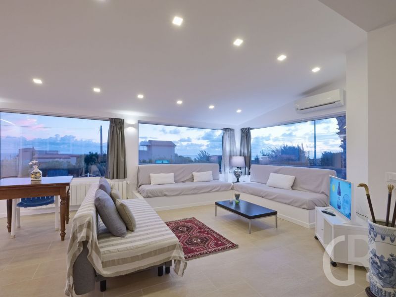 villa-ibla-grossses-wohnzimmer-mit-sofa.jpg