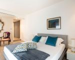 villa-isabella-blau-weisses-bett.jpg