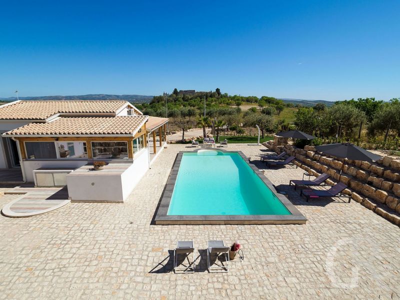 villa-kika-blick-auf-die-villa-und-den-pool.jpg