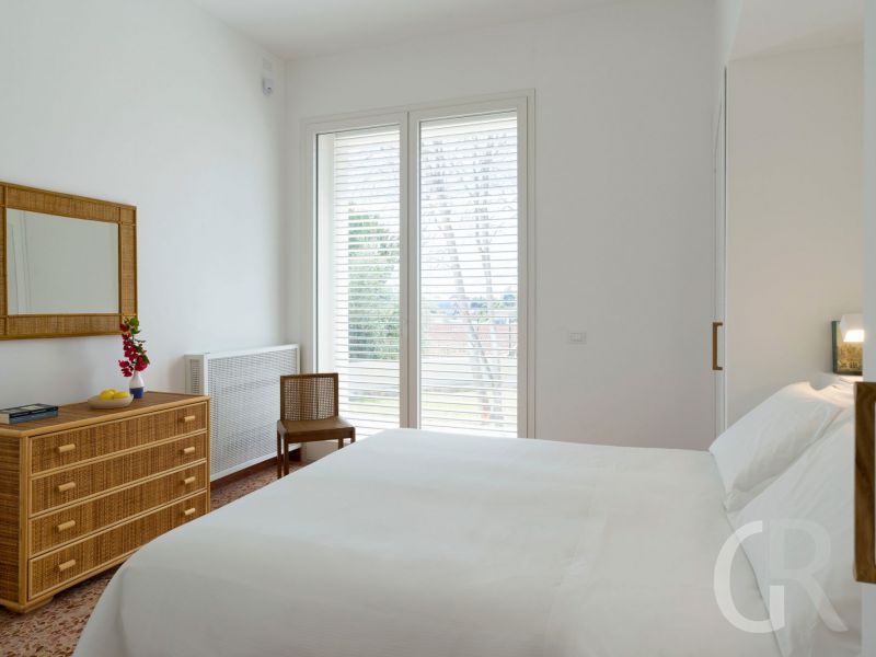 villa-la-belle-doppelbett-mit-kommode-und-spiegel.jpg
