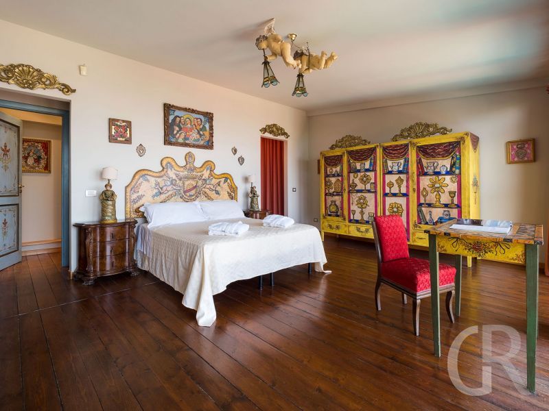 villa-la-boheme-grosses-weisses-bett.jpg