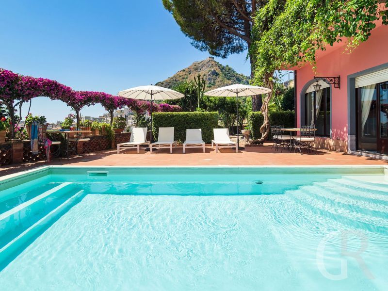 villa-la-boheme-pool-und-sonnenschirme.jpg