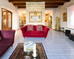 villa-la-boheme-rotes-sofa.jpg