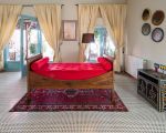 villa-la-boheme-rotes-sofa-im-wohnbereich.jpg