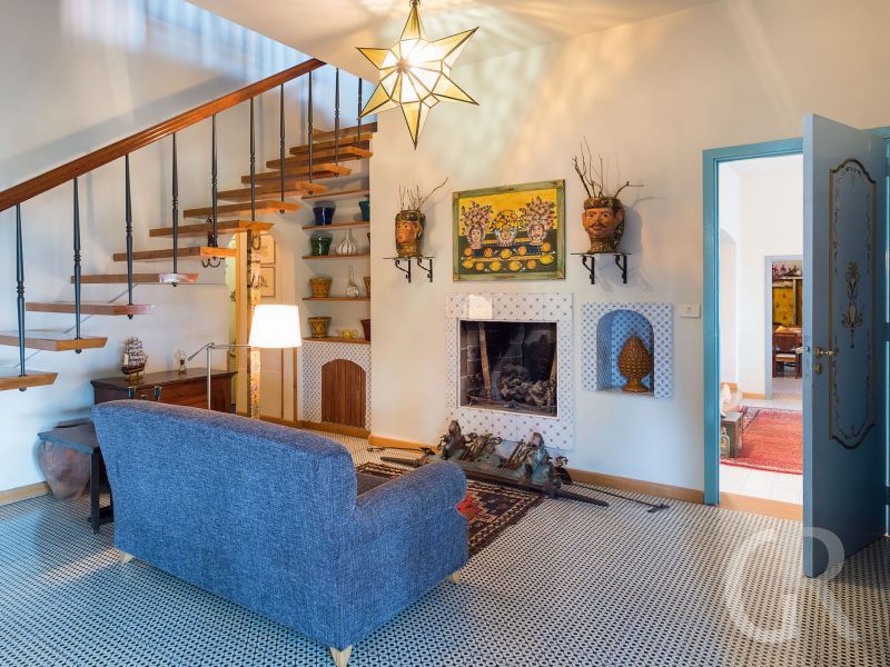 villa-la-boheme-treppe-und-sofa.jpg