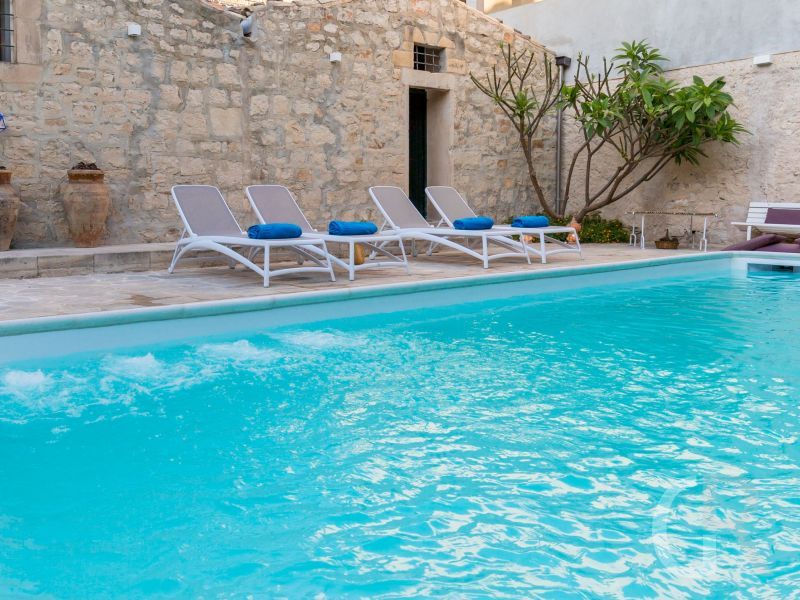 villa-la-forma-pool-und-liegen.jpg