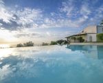 villa-laura-blick-vom-pool-auf-das-ferienhaus.jpg