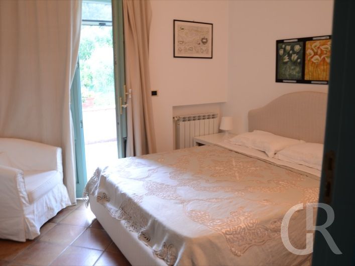 villa-laura-schlafraum-mit-doppelbett.JPG