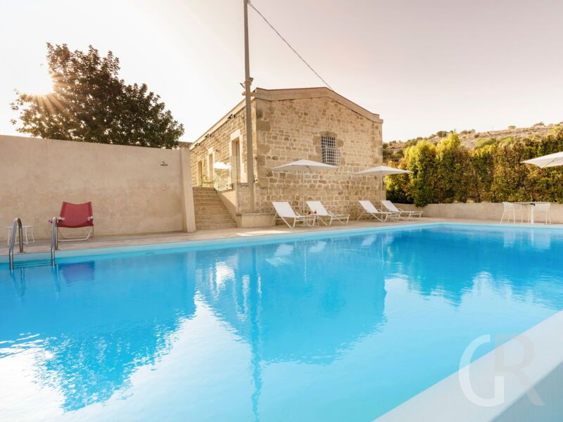 villa-luna-pool-und-villa.jpg