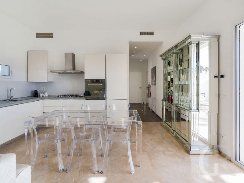 villa-mare-dentro-moderne-kueche-mit-tisch.jpg