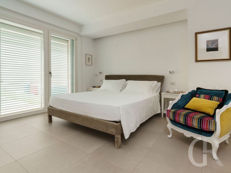 villa-meravilla-doppelbett-im-schlafbereich.jpg