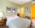 villa-mila-grosses-weisses-bett-im-schlafbereich.jpg