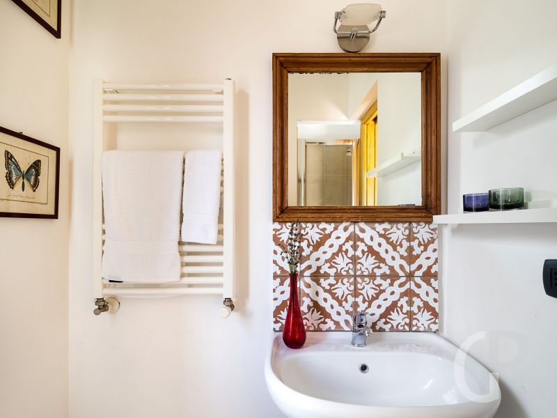 villa-mila-waschbecken-im-badezimmer.jpg