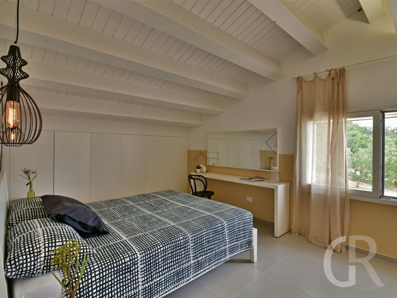 villa-nausica-schlafzimmer-mit-bett.jpg