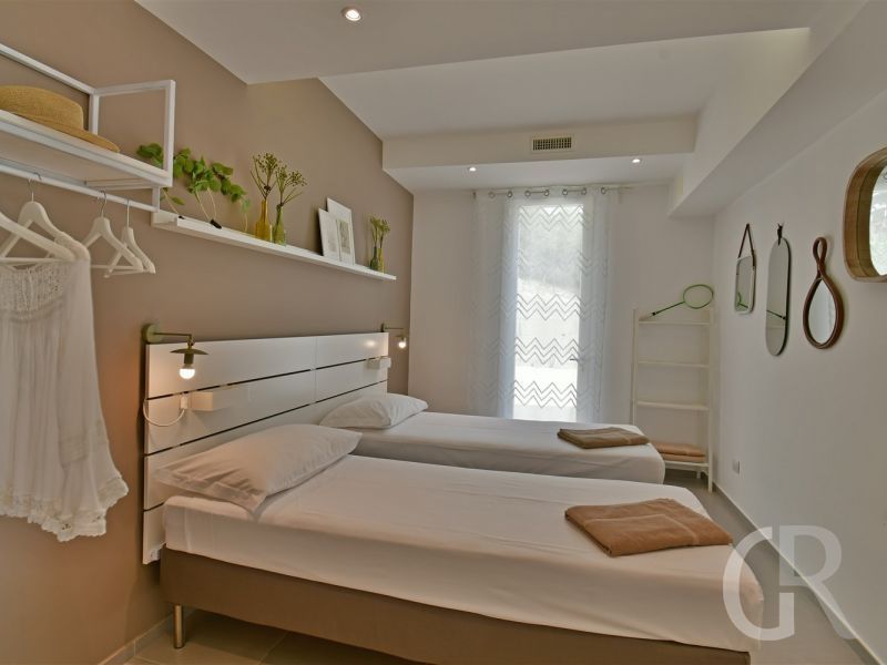 villa-nausica-weisses-schlafzimmer.jpg