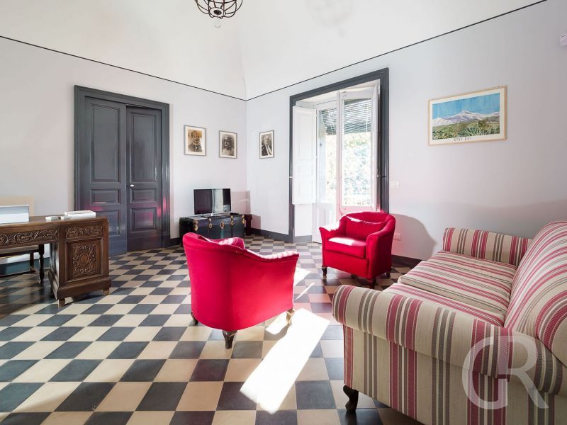 villa-nerello-wohnzimmer-mit-sofa.jpg