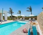 villa-nica-sonnenschirme-am-pool.jpg