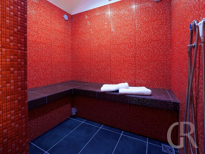 villa-pietra-del-sole-rotes-bad.jpg