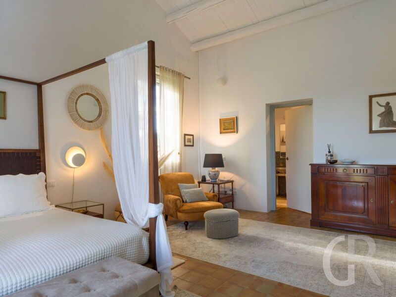 villa-pigna-blue-grosses-schlafzimmer.jpg