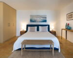 villa-pigna-blue-grosses-weises-bett.jpg