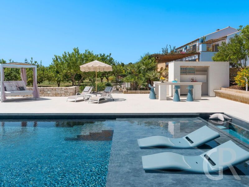 villa-pigna-blue-liegen-im-pool.jpg