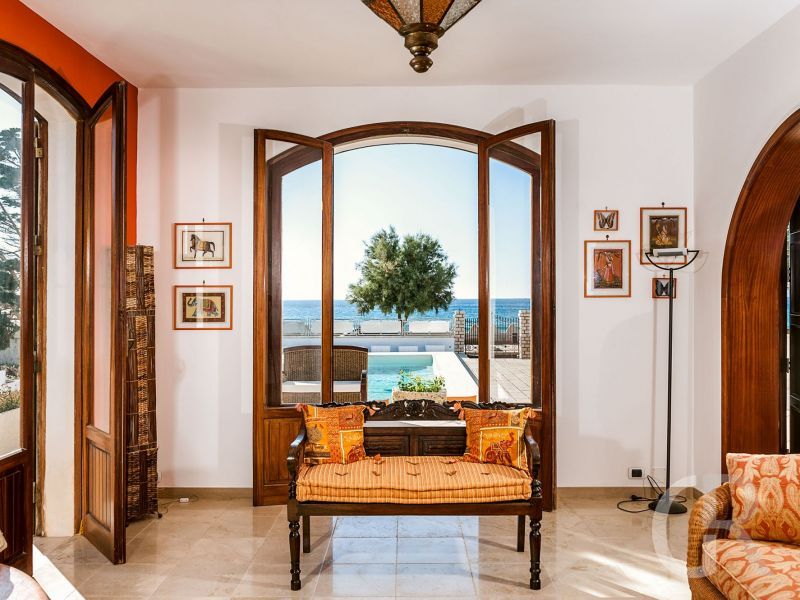 villa-profumo-innenbereich-mit-meerblick.jpg