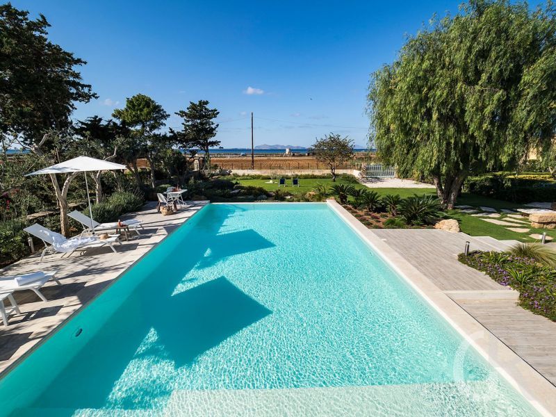 villa-salinella-grosser-pool.jpg