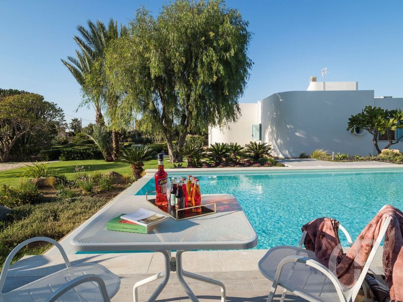 villa-salinella-pool-mit-sonnenterrasse.jpg