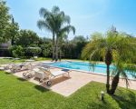 villa-saracina-liegen-am-pool.jpg