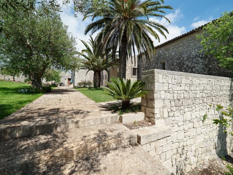 villa-scifazzo-garten-mit-wegen.jpg