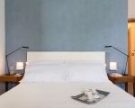 villa-stella-maris-doppelbett-mit-nachttischen.jpg