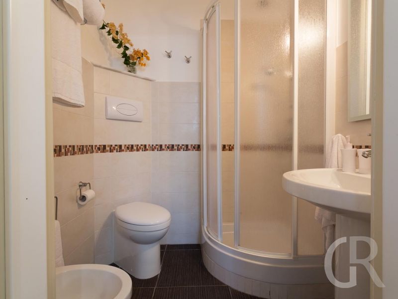 villa-timparosa-bad-mit-dusche.jpg