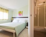 villa-timparosa-doppelbett-und-bad.jpg