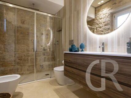 villa-trifilla-grosszuegiges-badezimmer-mit-dusche.jpg
