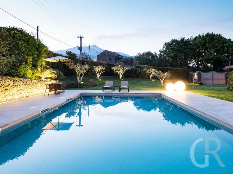 villa-viagrande-abenddaemmerung-am-pool.jpg