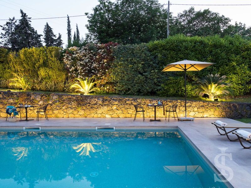 villa-viagrande-pool-am-abend.jpg