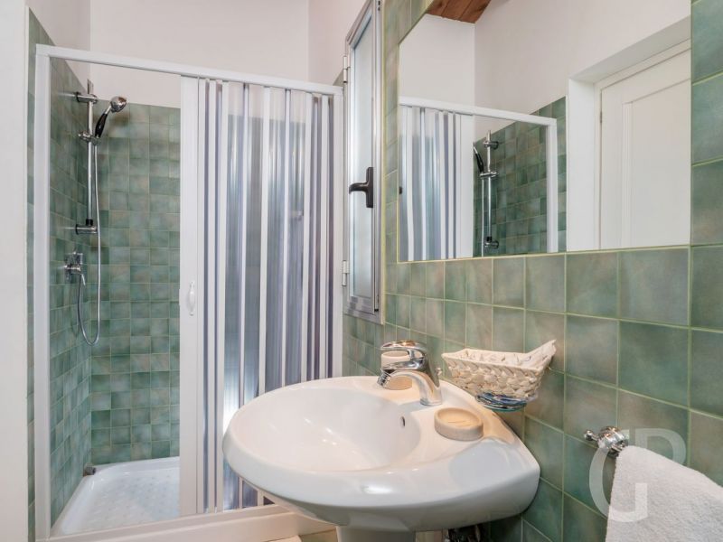 archimede-bad-mit-waschbecken.jpg