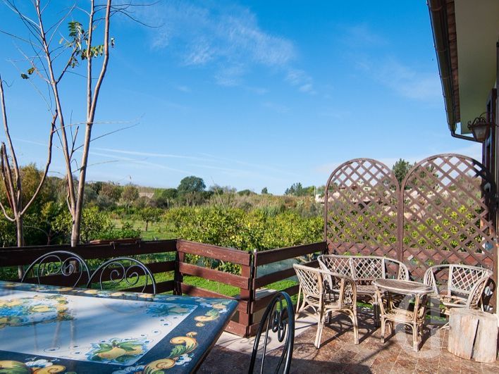 casa-capperi-schoene-ruhige-essecke-auf-der-terrasse.jpg