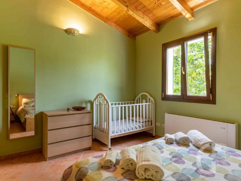 casa-limoni-schlafzimmer-mit-kinderbett.jpg
