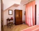 casa-scirocco-schrank-mit-kleinem-tisch.jpg