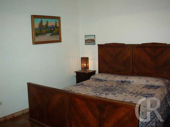 ferienhaus-gelso-schlafzimmer-mit-doppelbett.jpg